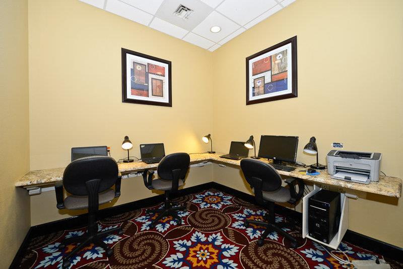 Causeway Bay Hotel Lansing Konforlar fotoğraf